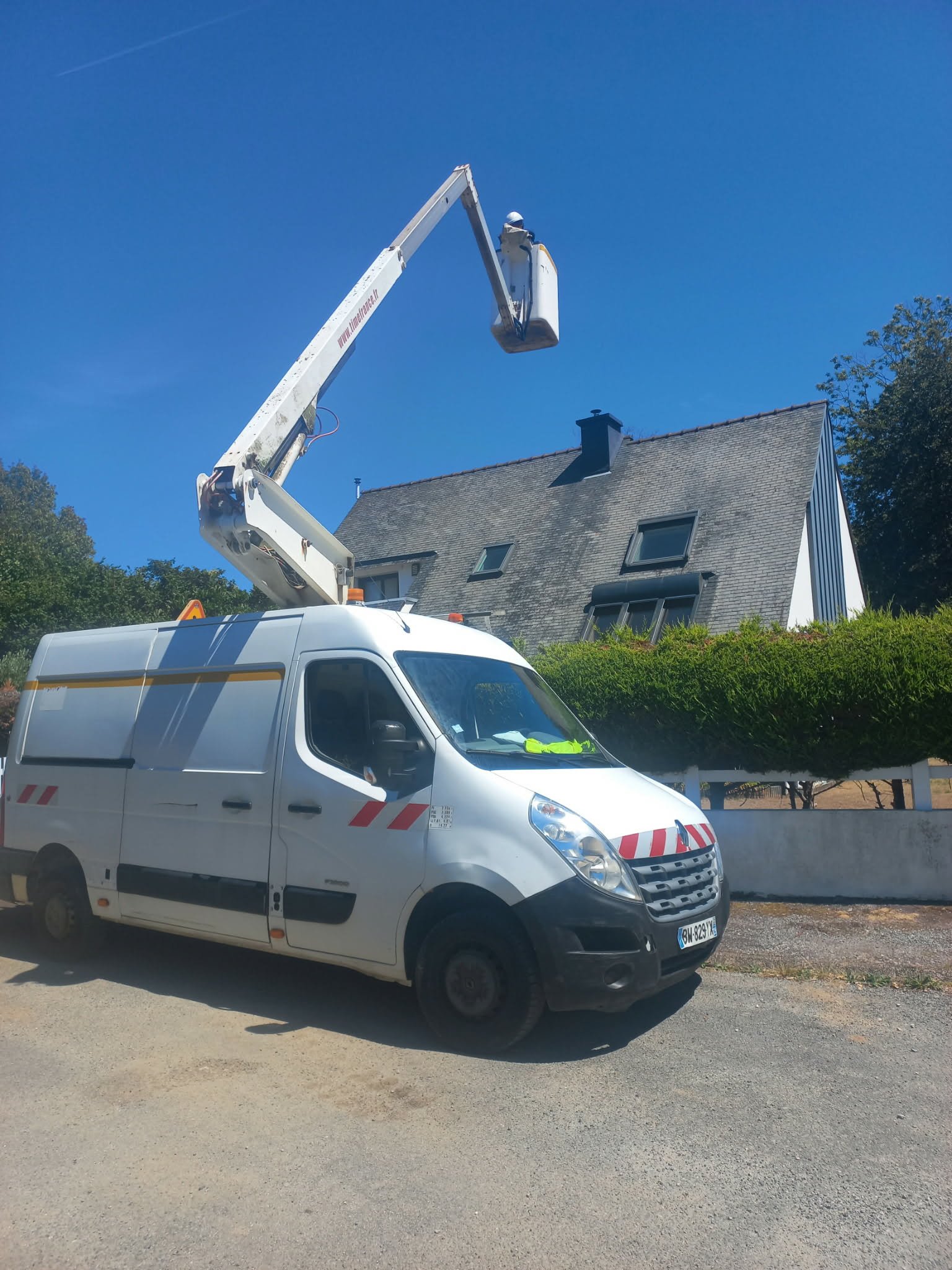 Intervention avec nacelle professionnelle couvreur – Auray